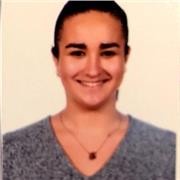 Profesora imparte clases de repaso y apoyo para alumnos de primaria